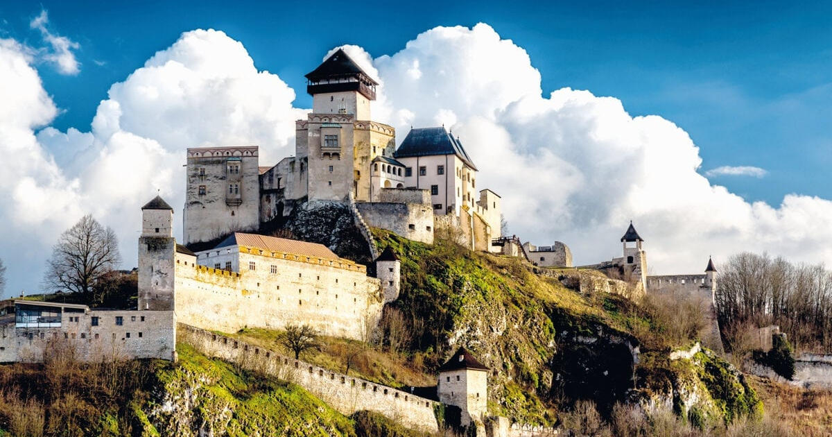 Trenciansky hrad pohlad z centra mesta Trencin
