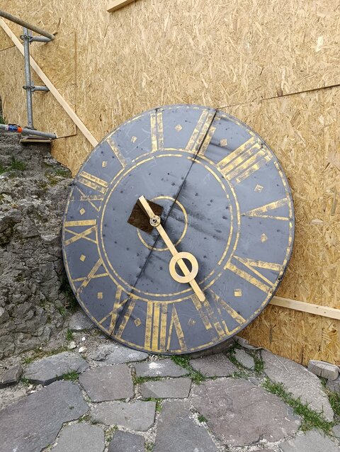 Hodiny na Hodinovej (Matejovej) veži Trenčianskeho hradu boli demontované, čaká ich rekonštrukcia