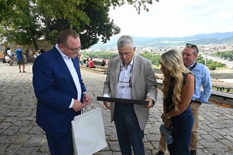 Bývalý veľvyslanec USA Ronald N. Weiser sa po dvoch desaťročiach vrátil na Trenčiansky hrad
