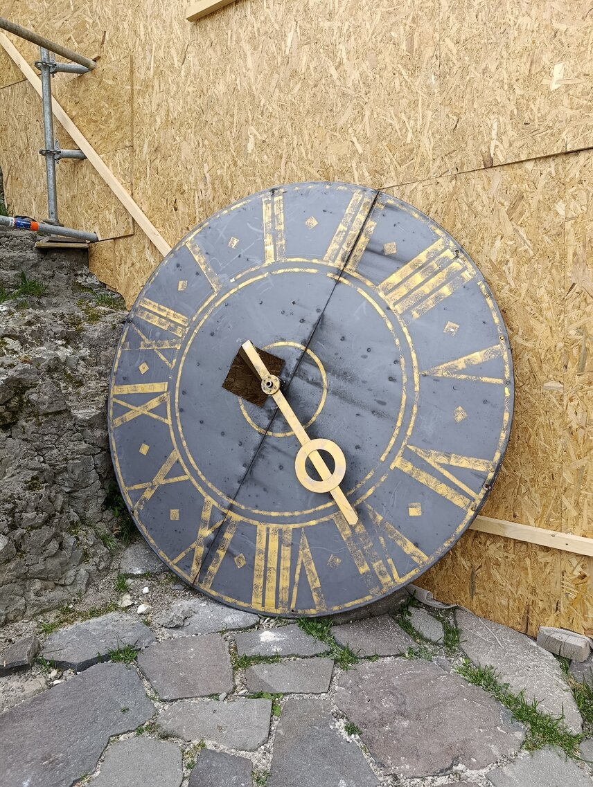 Hodiny na Hodinovej (Matejovej) veži Trenčianskeho hradu boli demontované, čaká ich rekonštrukcia