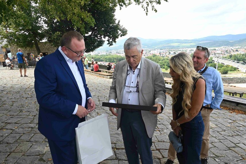 Bývalý veľvyslanec USA Ronald N. Weiser sa po dvoch desaťročiach vrátil na Trenčiansky hrad