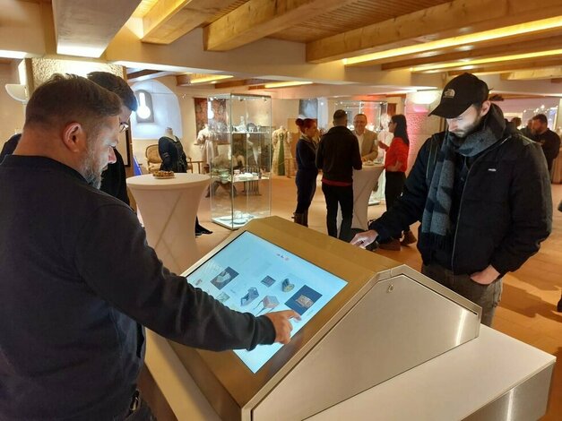 Digitálna bádateľňa - Navstevnici_Trencianskeho_hradu_pri_prezerani_si_obsahu_digitalnej_badatelne__Trenciansky_hrad