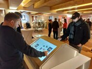 Digitálna bádateľňa - Navstevnici_Trencianskeho_hradu_pri_prezerani_si_obsahu_digitalnej_badatelne__Trenciansky_hrad